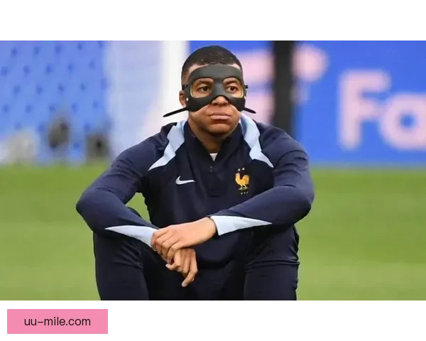 姆巴佩面具造型亮相引发球迷热烈讨论与争议